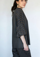 Load image into Gallery viewer, Blusa de Rayas Mostaza con Fondo Gris