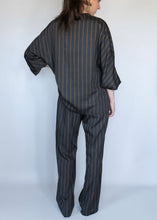 Load image into Gallery viewer, Pantalón de Rayas Mostaza Fondo Gris