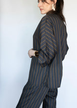 Load image into Gallery viewer, Blusa de Rayas Mostaza con Fondo Gris