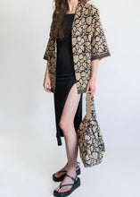 Load image into Gallery viewer, Bolso Estampado Floral Beige & Negro