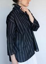 Load image into Gallery viewer, Blusa Navy con Rayas Plata