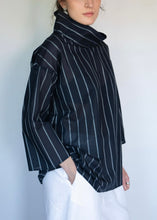 Load image into Gallery viewer, Blusa Navy con Rayas Plata