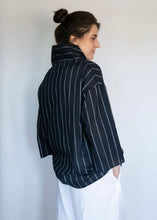 Load image into Gallery viewer, Blusa Navy con Rayas Plata