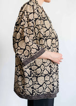 Load image into Gallery viewer, Kimono Estampado Floral Beige & Negro con Cenefa