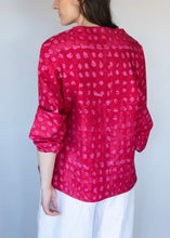 Load image into Gallery viewer, Blusa de Topos Rosas