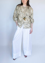 Load image into Gallery viewer, Blusa Huellas con Fondo Tostado