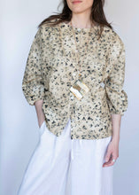 Load image into Gallery viewer, Blusa Huellas con Fondo Tostado