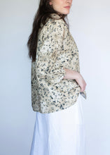 Load image into Gallery viewer, Blusa Huellas con Fondo Tostado
