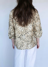 Load image into Gallery viewer, Blusa Huellas con Fondo Tostado