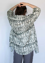 Cargar imagen en el visor de la galería, Blusón Etnico Blanco y Negro
