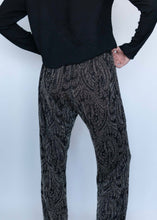Load image into Gallery viewer, Pantalón de Punto con Cachemires Dorados