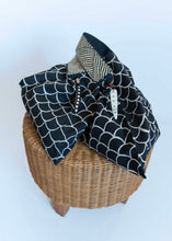 Load image into Gallery viewer, Bolso Escamas Negro & Blanco