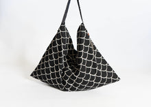 Load image into Gallery viewer, Bolso Escamas Negro & Blanco