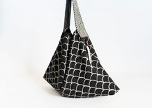 Load image into Gallery viewer, Bolso Escamas Negro & Blanco