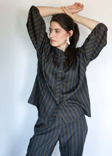 Load image into Gallery viewer, Blusa de Rayas Mostaza con Fondo Gris