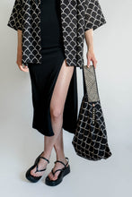 Load image into Gallery viewer, Bolso Escamas Negro & Blanco