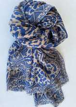 Load image into Gallery viewer, Chal de Lana y Seda Estampado Ondulado
