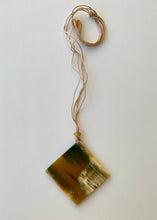 Load image into Gallery viewer, Colgante de Asta Cuadrado