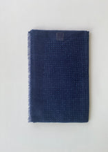 Cargar imagen en el visor de la galería, Bufanda de Lana con Motas Azules