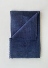 Cargar imagen en el visor de la galería, Bufanda de Lana con Motas Azules