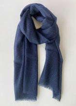 Cargar imagen en el visor de la galería, Bufanda de Lana con Motas Azules