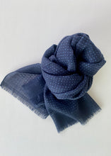 Cargar imagen en el visor de la galería, Bufanda de Lana con Motas Azules