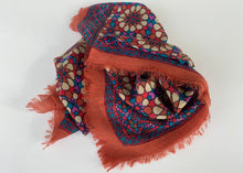 Load image into Gallery viewer, Pañuelo de Lana con Estampado Mosaico