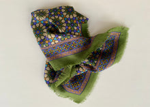Load image into Gallery viewer, Pañuelo de Lana con Estampado Mosaico