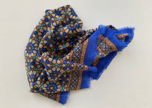 Load image into Gallery viewer, Pañuelo de Lana con Estampado Mosaico