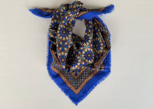 Load image into Gallery viewer, Pañuelo de Lana con Estampado Mosaico