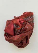 Load image into Gallery viewer, Chal de Seda Doble con Estampado Corbatero