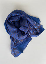 Load image into Gallery viewer, Chal de Seda Doble con Estampado Corbatero