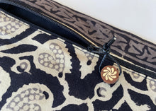 Cargar imagen en el visor de la galería, Neceser Estampado Floral Beige & Negro con Cenefa