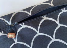 Cargar imagen en el visor de la galería, Neceser Escamas Negro & Blanco