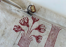 Cargar imagen en el visor de la galería, Neceser Árboles Rojos con Fondo The-Dye