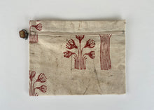 Cargar imagen en el visor de la galería, Neceser Árboles Rojos con Fondo The-Dye