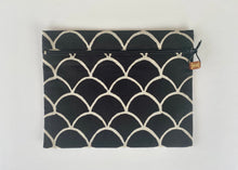 Cargar imagen en el visor de la galería, Neceser Escamas Negro & Blanco