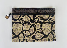 Cargar imagen en el visor de la galería, Neceser Estampado Floral Beige & Negro con Cenefa