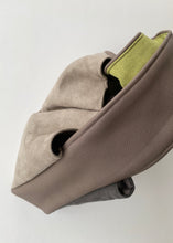 Cargar imagen en el visor de la galería, Bolso Baguette Color Block Gris&Negro