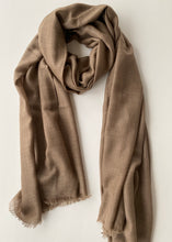Cargar imagen en el visor de la galería, Chal Texturizado de Lana y Seda Tostado