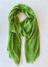 Cargar imagen en el visor de la galería, Chal Liso Desflecado