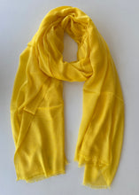 Cargar imagen en el visor de la galería, Chal Liso Desflecado