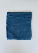 Cargar imagen en el visor de la galería, Chal Liso Desflecado