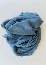 Cargar imagen en el visor de la galería, Chal Liso Desflecado