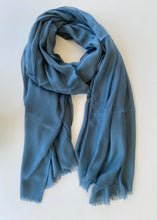 Cargar imagen en el visor de la galería, Chal Liso Desflecado