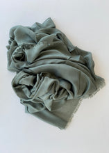 Cargar imagen en el visor de la galería, Chal Liso Desflecado
