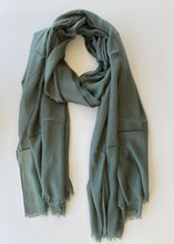 Cargar imagen en el visor de la galería, Chal Liso Desflecado