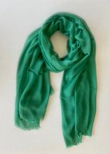 Cargar imagen en el visor de la galería, Chal Liso Desflecado