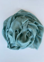 Cargar imagen en el visor de la galería, Chal Liso Desflecado