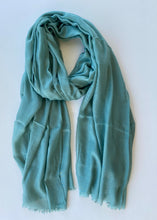 Cargar imagen en el visor de la galería, Chal Liso Desflecado